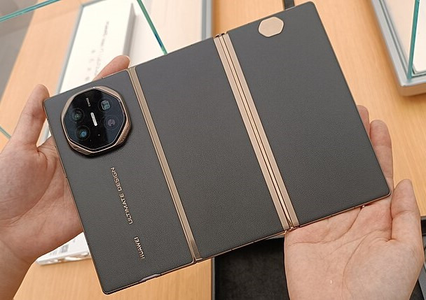 Huawei Mate XT 10 2 Tri-Foldable