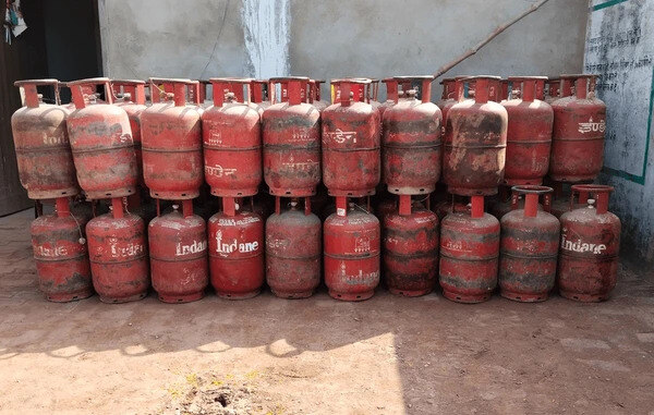 LPG Cylinder Price Today 14.2 kilo wala gas Cylinder ab kitne ka mil raha hai